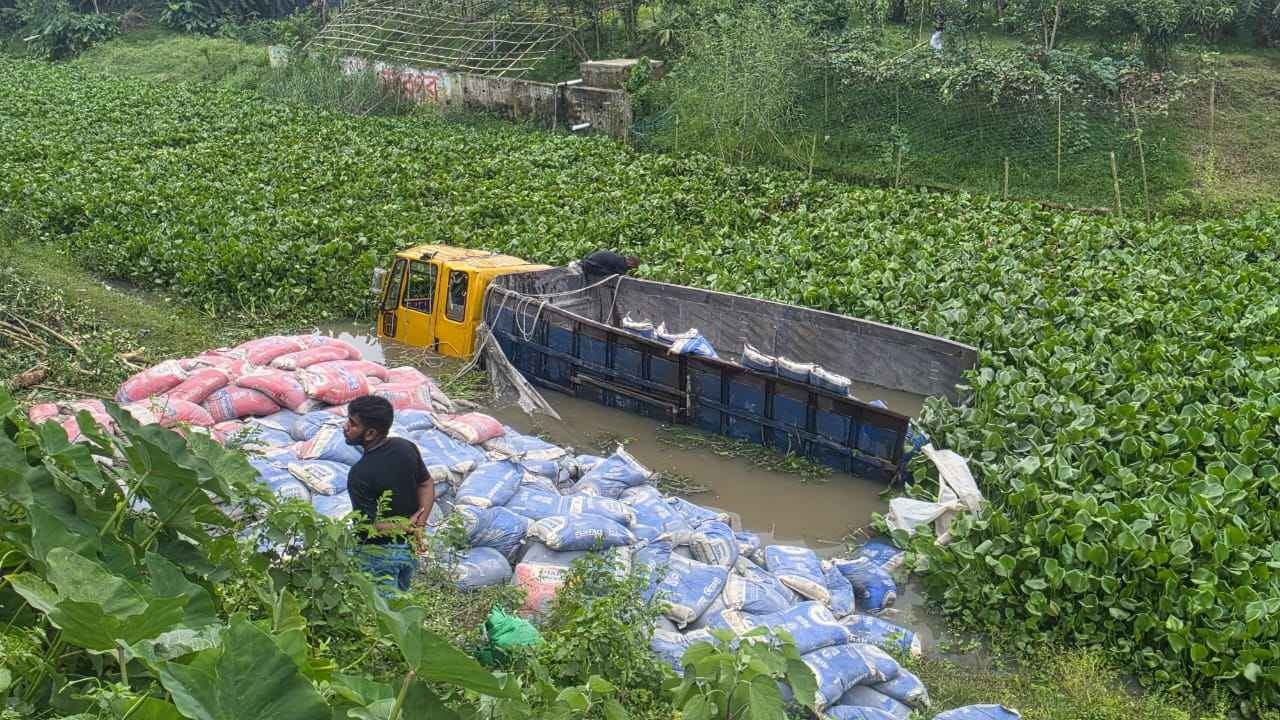 ব্রাহ্মণবাড়িয়া বিজয়নগরে সিমেন্টবোঝাই ট্রাক খাদে পড়ে নিহত ১, আহত ৪