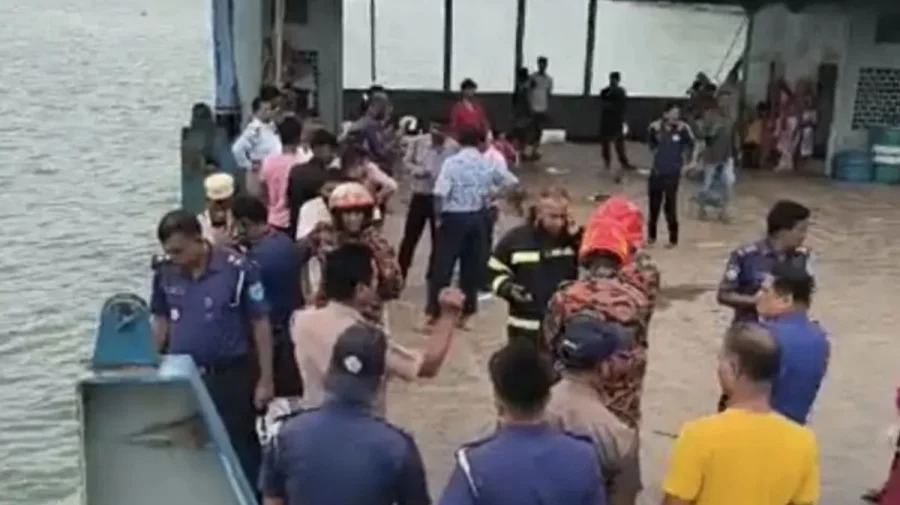 দৌলতদিয়ায় ফেরিতে উঠতে গিয়ে আবারও যাত্রীবাহী বাস নদীতে, হতাহতের শঙ্কা