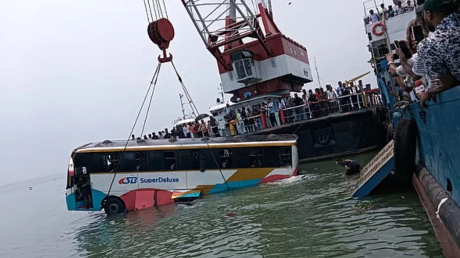 দৌলতদিয়া ফেরিঘাটে ডুবে যাওয়া বাসটি, চালক ও সহকারী হাসপাতালে