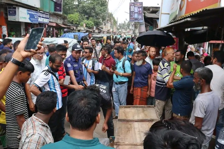 শহরের শৃঙ্খলা ও জনচলাচল স্বাভাবিক রাখতে কিশোরগঞ্জ জেলা পুলিশের বিশেষ অভিযান,