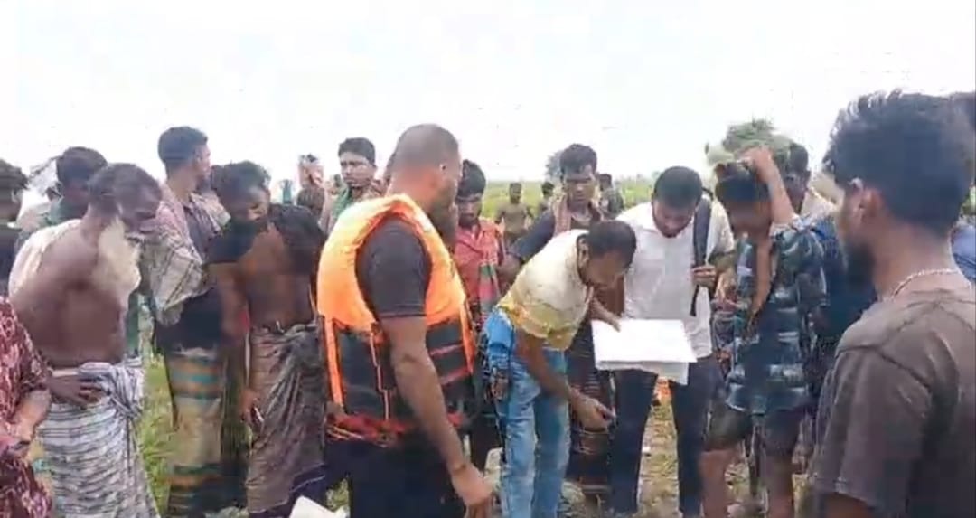 ফরিদপুরের চরভদ্রাসনে জমি চাষ দিতে গিয়ে ট্রাক্টর উল্টে পদ্মা নদীতে ডুবে চালকের মৃত্যু