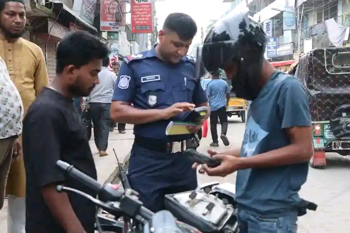 কিশোরগঞ্জ ট্রাফিক শৃঙ্খলা রক্ষায় কিশোরগঞ্জ জেলা পুলিশের বিশেষ অভিযান,