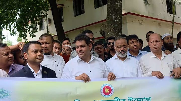 রূপগঞ্জে অসহায় মানুষের মাঝে খাদ্যশস্য, টিন ও নগদ অর্থ বিতরণ