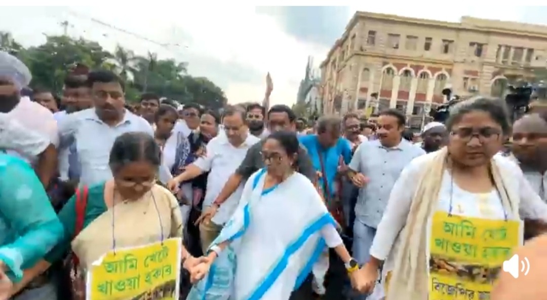 কলকাতা হকার উচ্ছেদ এর প্রতিবাদে কলকাতার রাজপথে মমতা