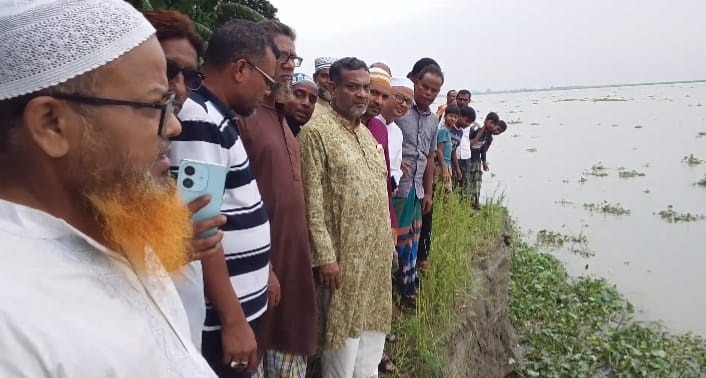 ক্যাপশন: শুক্রবার দুপুরে সোনাতলার দাউদিয়াপাড়ায় যমুনা নদীর ভাঙন কবলিত এলাকা পরিদর্শন করেন বগুড়া জেলা পরিষদ প্রশাসক একেএম