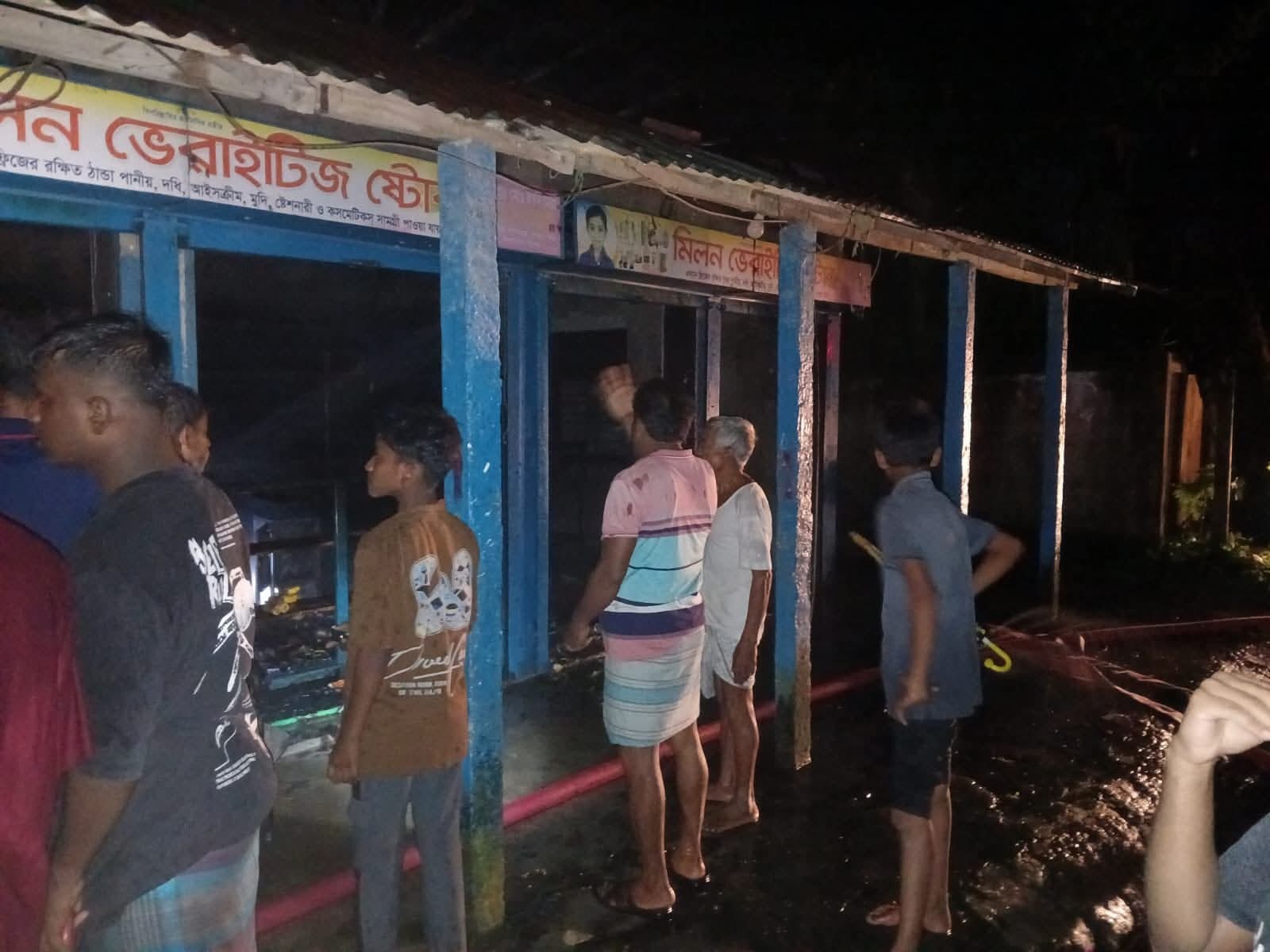লালমাইয়ে (দুতিয়াপুর) খামারের খাদ্য গুদাম ও দোকানে ভয়াবহ আগুন: পুড়ে ছাই মালামাল