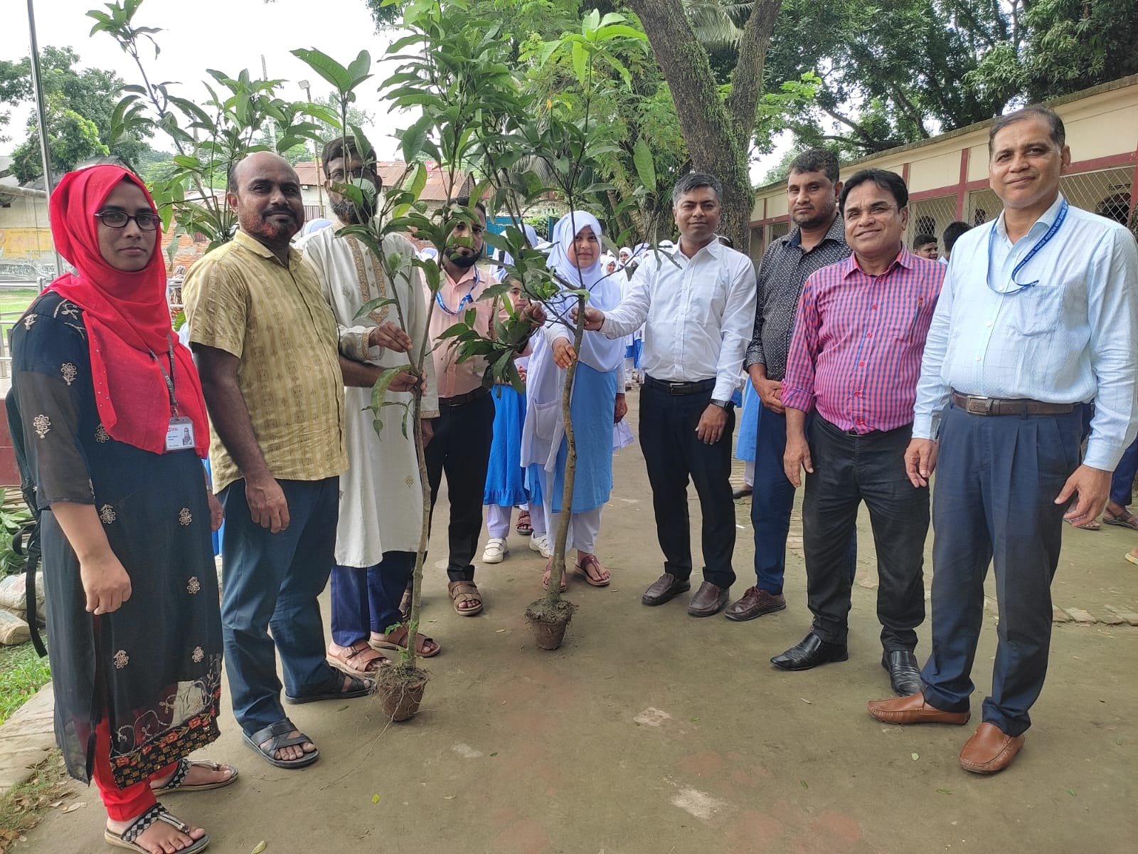 গাইবান্ধায় নুরুল হক মডার্ন বিদ্যালয় থেকে শুরু হলো ব্র্যাকের বৃক্ষরোপণ কর্মসূচি