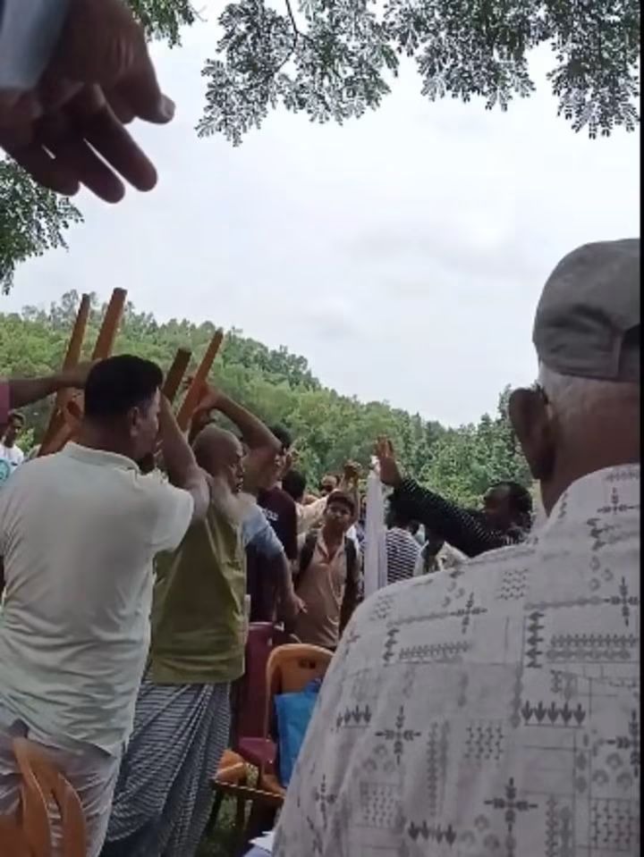 কোয়ান্টাম ফাউন্ডেশন ও স্থানীয় বাসিন্দা গফুর ম্যানেজার এর মধ্যকার জমি বিরোধ ও সংঘর্ষের ঘটনায় বৈঠকে এএসপি সার্কেল এর মধ্যস্থতায় সমঝোতা