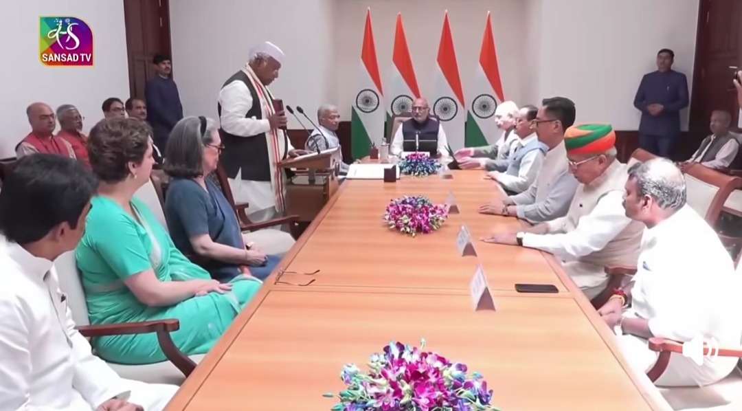 ভারতের রাজ্যসভায় শপথ নিলেন কংগ্রেস নেতা খাগরে