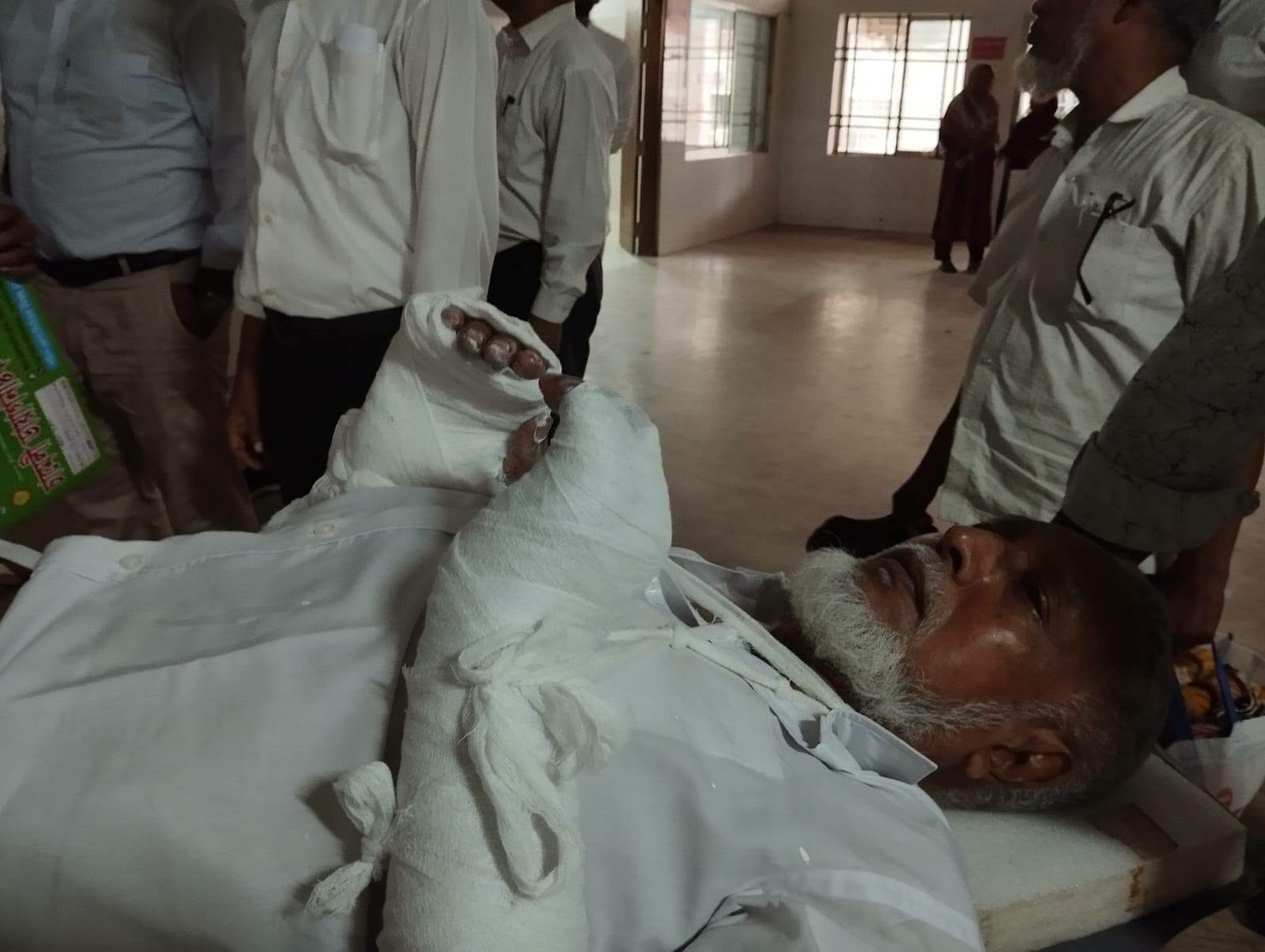 নাটোরে আদালত ভবনে ঢুকে আসাদুল ইসলাম আসাদ নামের এক আইনজীবীকে পিটিয়ে আহত করেছে এক দুর্বৃত্ত