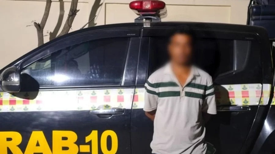 ফরিদপুরে ২৬ লাখ টাকার স্কাফ সিরাপসহ মাদক ব্যবসায়ী গ্রেফতার, প্রাইভেটকার জব্দ