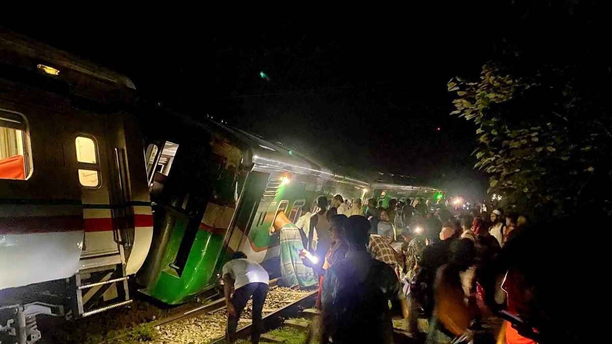 ৭ ঘণ্টা পরও স্বাভাবিক হয়নি ময়মনসিংহ-চট্টগ্রাম রুটে ট্রেন চলাচল