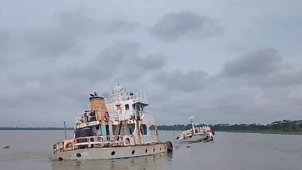 পিরোজপুর ডুবে থাকা জাহাজ থেকে নিখোঁজ যুবকের অর্ধগলিত লাশ উদ্ধার