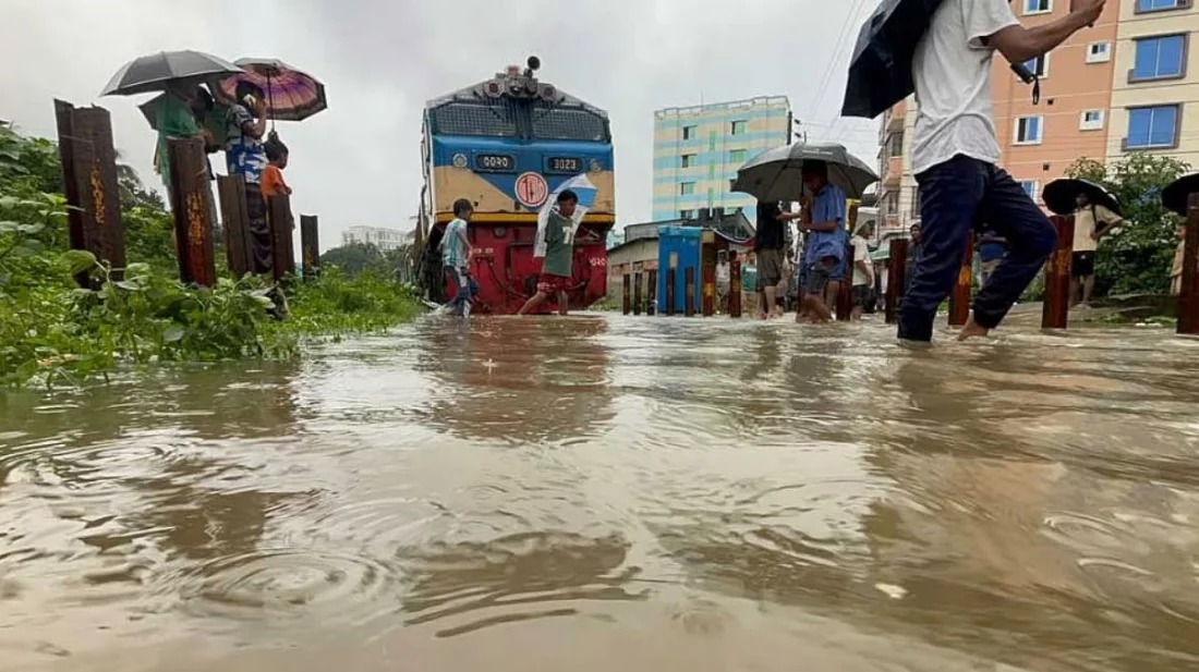 কক্সবাজারগামী এক হাজার যাত্রী নিয়ে কক্সবাজারগামী পর্যটক এক্সপ্রেস আটকা