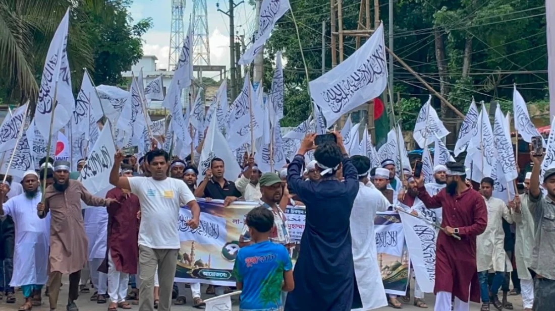 ফরিদপুরের কালেমা খচিত পতাকা নিয়ে মিছিল