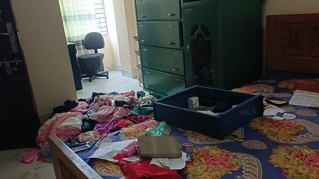 মিরসরাইয়ে শিক্ষকের বাসা থেকে স্বর্ণালংকার ও নগদ টাকা চুরি