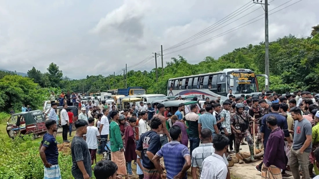সিলেটে পাথরবোঝাই ট্রাক জব্দ করায় উত্তেজনা, মহাসড়ক অবরোধ