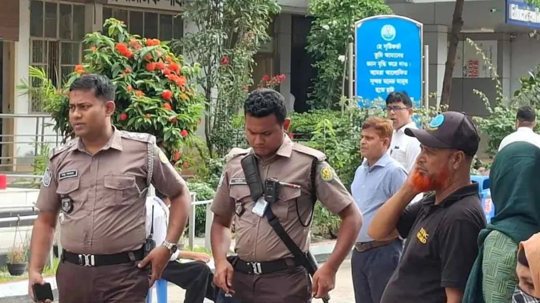 রাজধানীর উত্তরা রাজউক মডেল কলেজ কেন্দ্রে এইচএসসি পরীক্ষার কেন্দ্রে পুলিশের বডি ওর্ন ক্যামেরায় নজরদারি