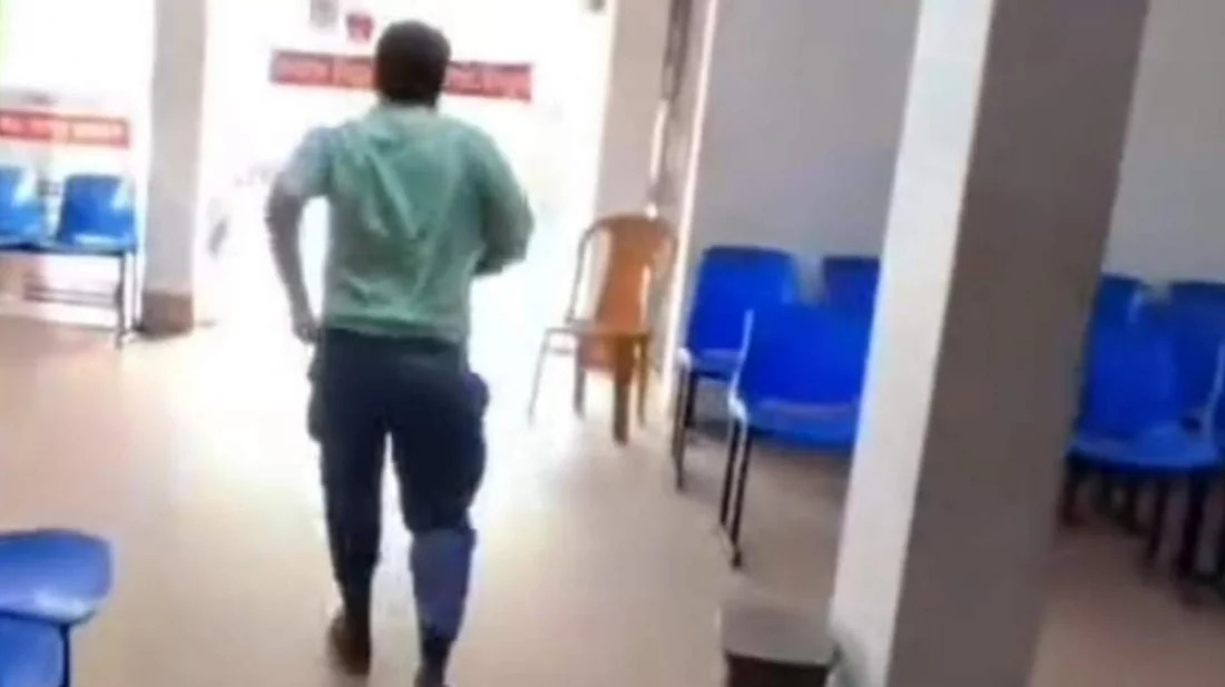 চাঁপাইনবাবগঞ্জ আরামবাগ সাংবাদিক দেখে দৌঁড়ে পালালেন প্রাইভেট হাসপাতালে থাকা সরকারি চিকিৎসক