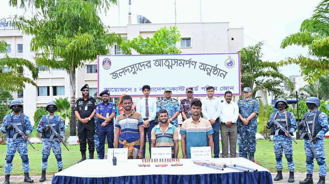 বাগেরহাটের সুন্দরবনের ডাকাত দলের ৩ সদস্যের আত্মসমর্পণ