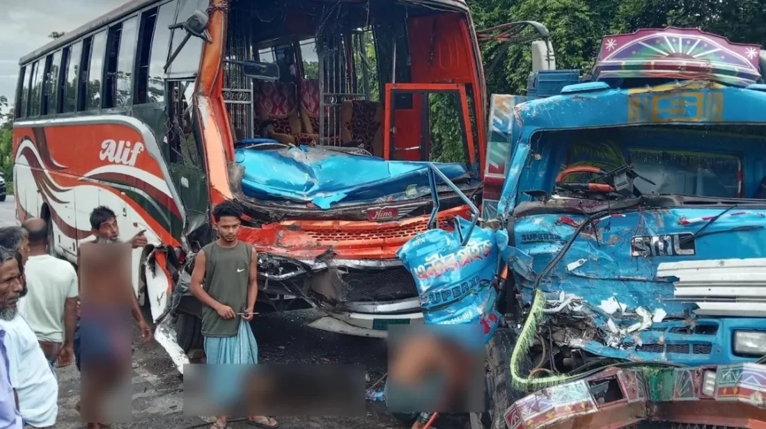 ঢাকা-বরিশাল মহাসড়কে বাস-ট্রাকের মুখোমুখি সংঘর্ষ, আহত ৭