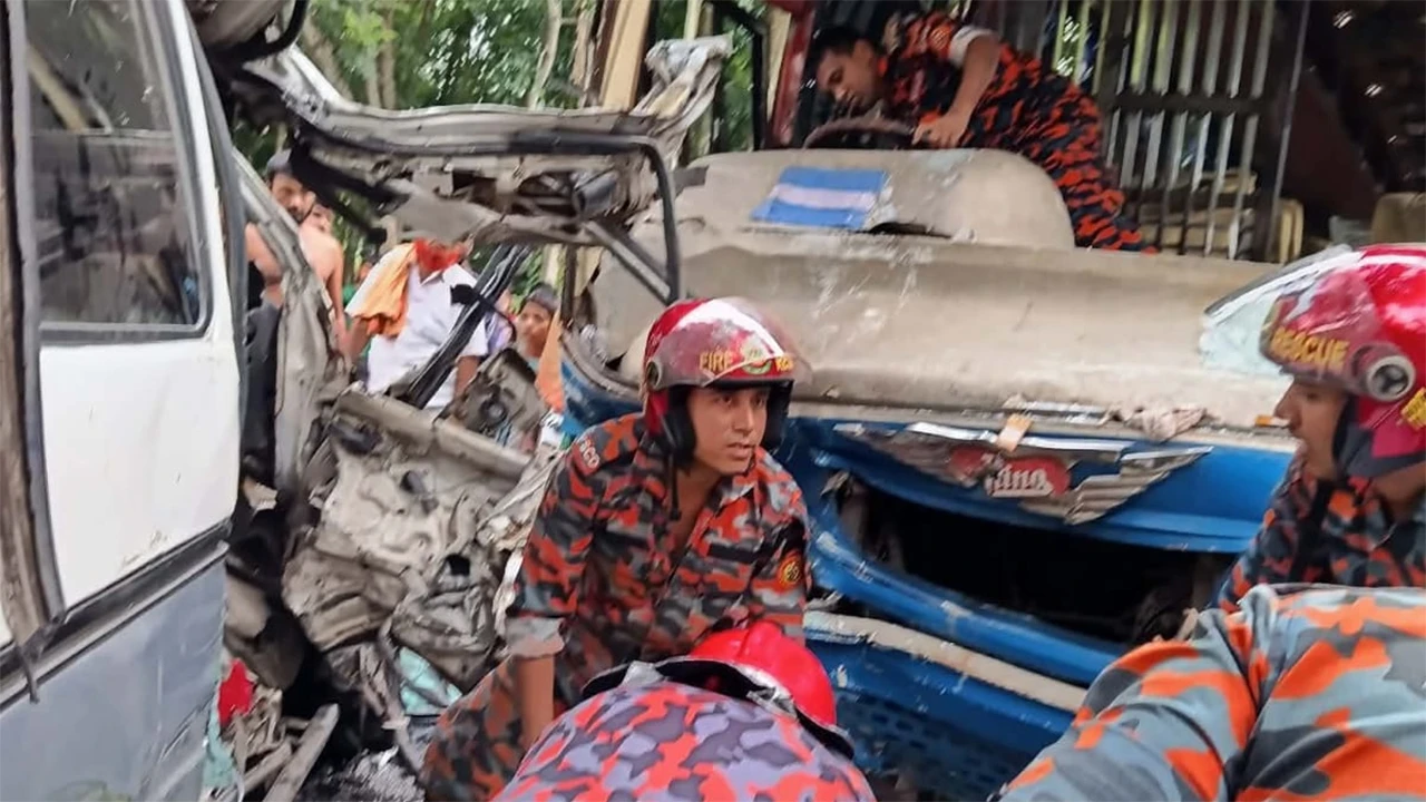 পাবনায় বাস-অ্যাম্বুলেন্স সংঘর্ষে প্রাণ গেল ২ জনের