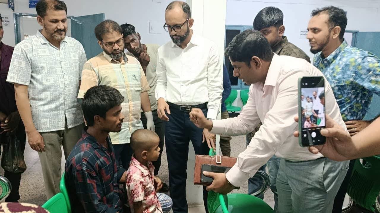 মৌলভীবাজারে একই পরিবারের ১১ দৃষ্টি প্রতিবন্ধীর পাশে দাঁড়িয়েছে জেলা প্রশাসন