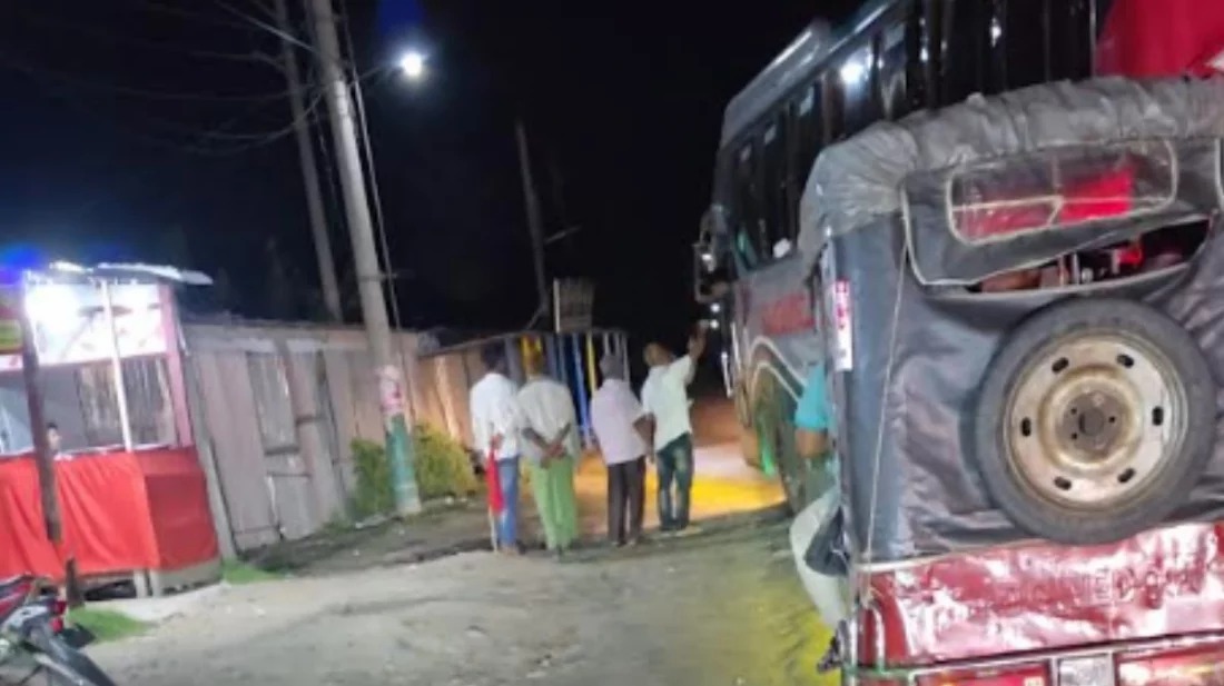 ফরিদপুরের মহাসড়কে বাস থামিয়ে চাঁদা আদায়ের অভিযোগে আটক ৪