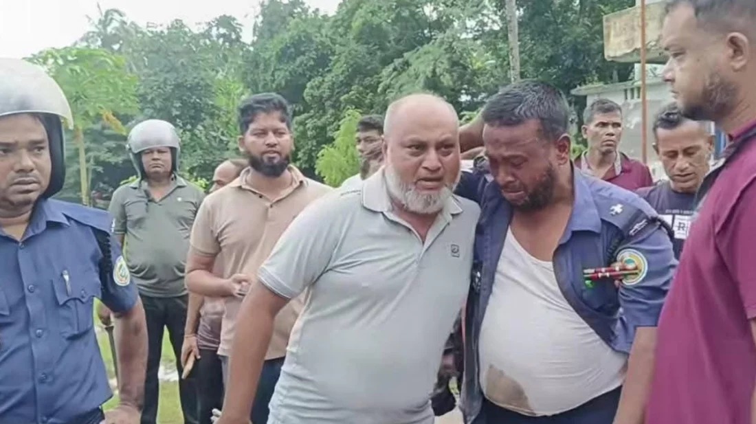 বরিশালের আগৈলঝাড়া মিছিল নিয়ে এসে থানায় হামলা, পুলিশসহ আহত ১২