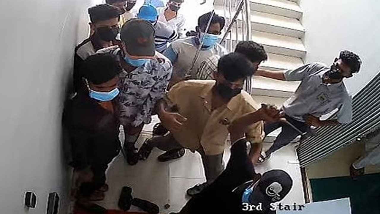 চট্টগ্রামে ‘চাঁদা না পেয়ে’ ইন্টারনেট সেবার কোম্পানিতে ভাঙচুর, লুট
