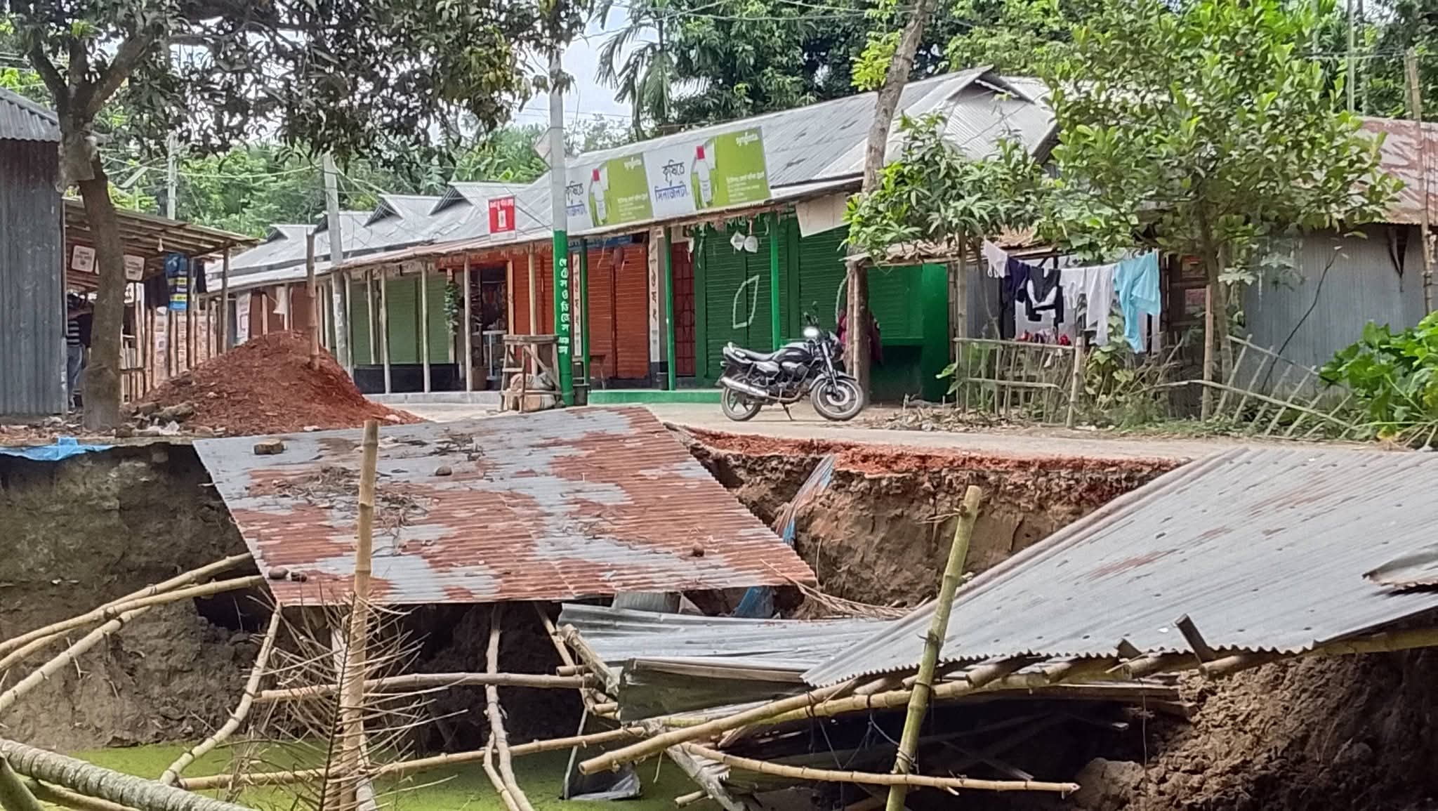 পলাশবাড়ীর মনোহরপুরে অপরিকল্পিত মাটি খননে ধসে পড়ল ব্যস্ততম পাকা সড়ক, দুর্ঘটনার আশঙ্কায় 