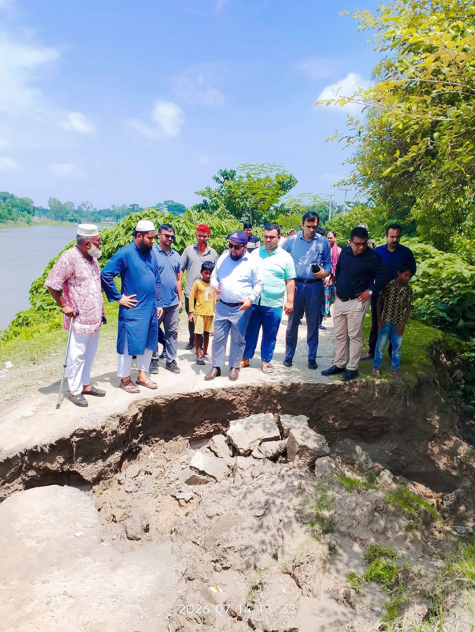 ঘাঘটের ভাঙনে ঝুঁকিতে শহররক্ষা বাঁধ: পরিদর্শনে জেলা প্রশাসক, পানি উন্নয়ন বোর্ড   ব্যবস্থা নেওয়ার নির্দেশ
