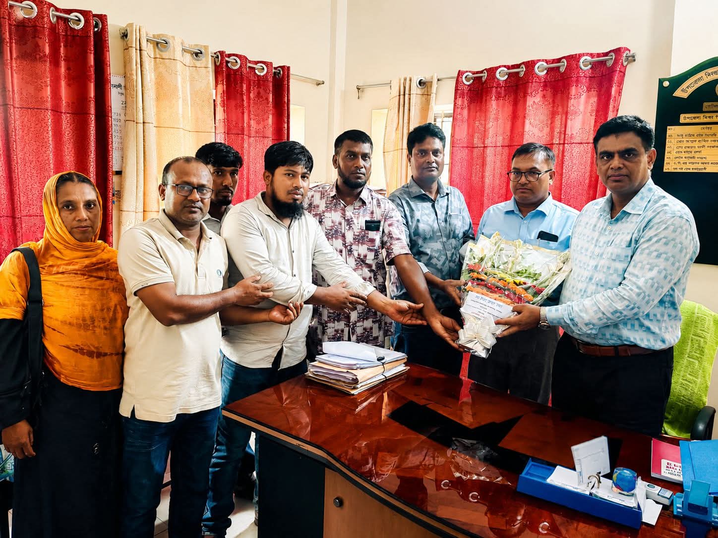গোবিন্দগঞ্জে নবাগত প্রাথমিক শিক্ষা কর্মকর্তাকে শিক্ষক নেতাদের শুভেচ্ছা, মানসম্মত শিক্ষার প্রত্যাশা