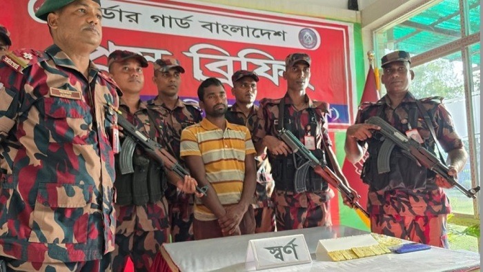 জয়পুরহাটের ২ কোটি ২৮ লাখ টাকার স্বর্ণের বারসহ কারবারি আটক