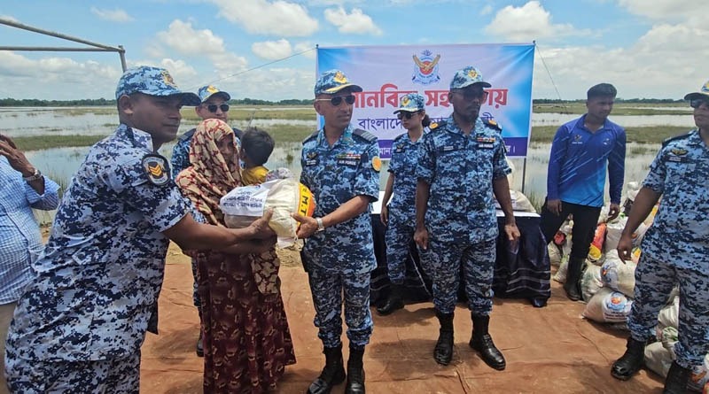 রাজনগরে বন্যায় ক্ষতিগ্রস্তদের মাঝে বাংলাদেশ বিমান বাহিনীর ত্রাণ বিতরণ