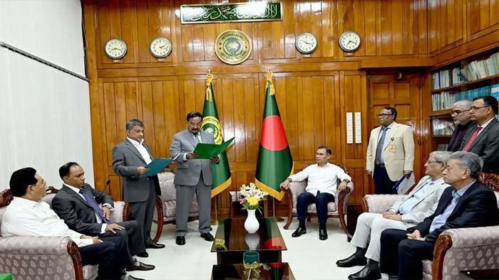 শপথ নিলেন চট্টগ্রাম-২ আসনে নির্বাচিত এমপি সরোয়ার আলমগীর