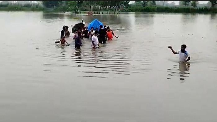 ঠাকুরগাঁওয়ের বুক সমান পানি পেরিয়ে মরদেহ কবরস্থানে দাফন