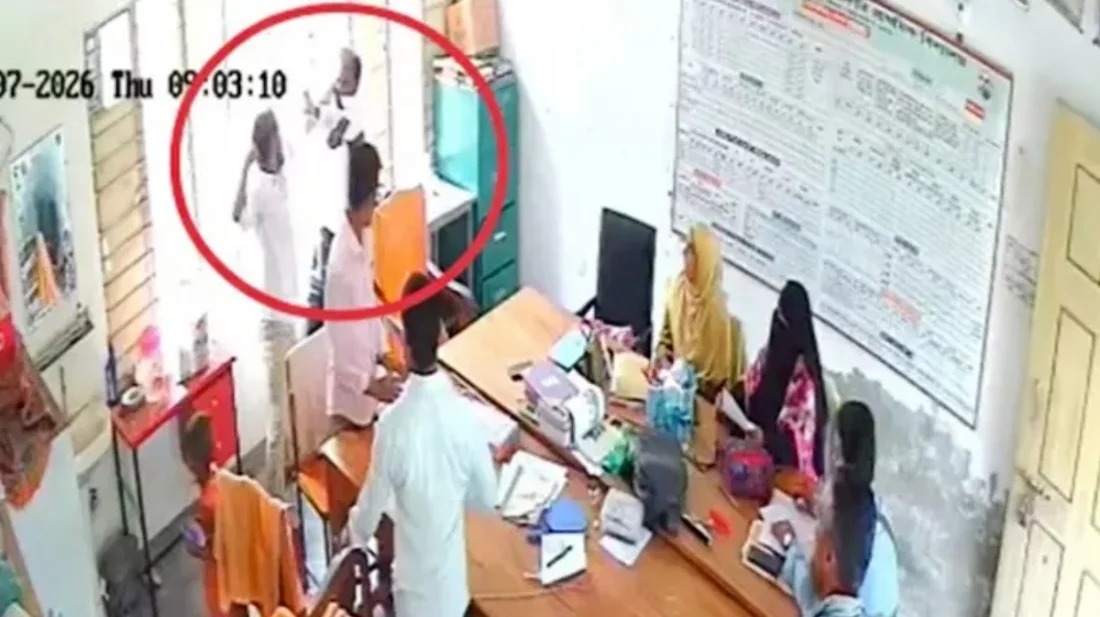 শরীয়তপুর ছুটি না পেয়ে প্রধান শিক্ষককে পেটালেন সহকারী শিক্ষক, ভিডিও ভাইরাল