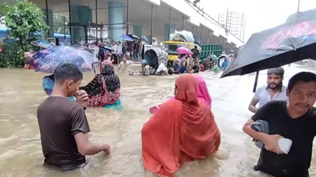 চট্টগ্রাম মৌসুমের রেকর্ড বৃষ্টিতে ডুবেছে 