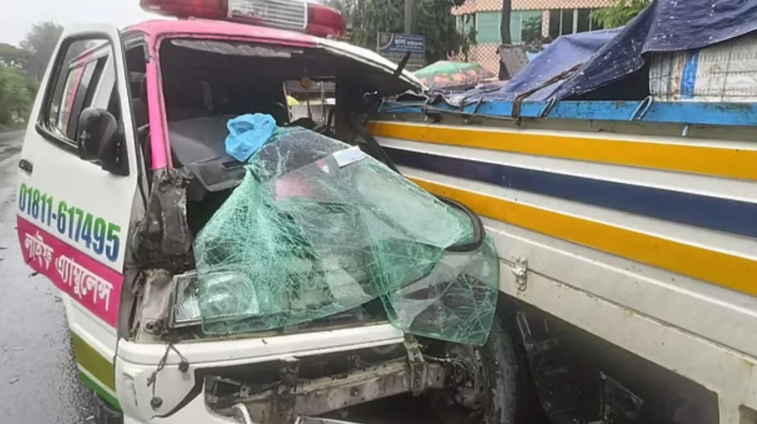 ‎চট্টগ্রামের সীতাকুণ্ডে নবজাতকের লাশ নিয়ে বাড়ি ফেরার পথে দুর্ঘটনায় অ্যাম্বুলেন্স