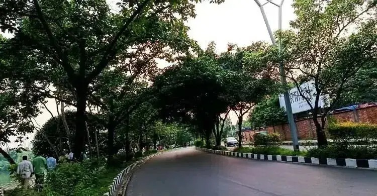 সকাল থেকে মেঘলা দিনে ঢাকার বায়ু কেমন?
