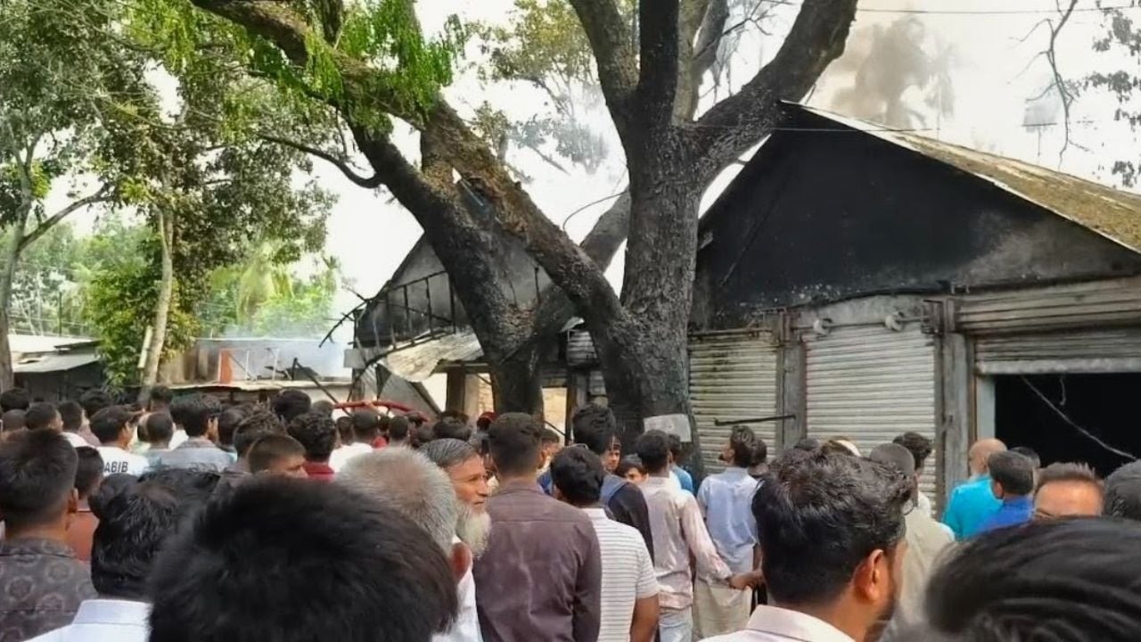 নাটোর গুরুদাসপুরে অবৈধ পেট্রোল পাম্পে আগুন, দোকান ও বসতবাড়ি পুড়ে ছাই
