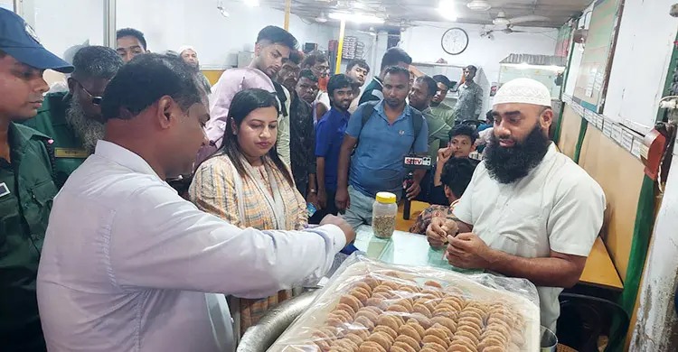 বগুড়ায় ফুটপাত উচ্ছেদে অভিযান, ৩ হোটেলকে জরিমানা