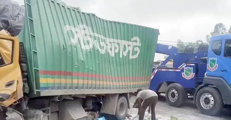 বগুড়ায় ট্রাক-কাভার্ডভ্যানের মুখোমুখি সংঘর্ষ, নিহত ১