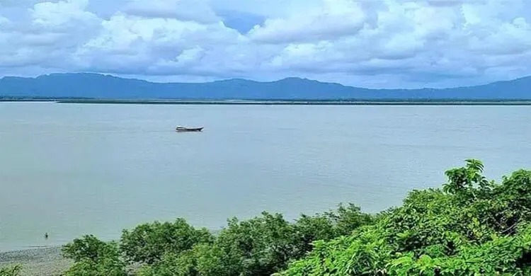 কক্সবাজারের রাখাইনে দফায় দফায় বোমা বিস্ফোরণ, কাঁপছে টেকনাফ