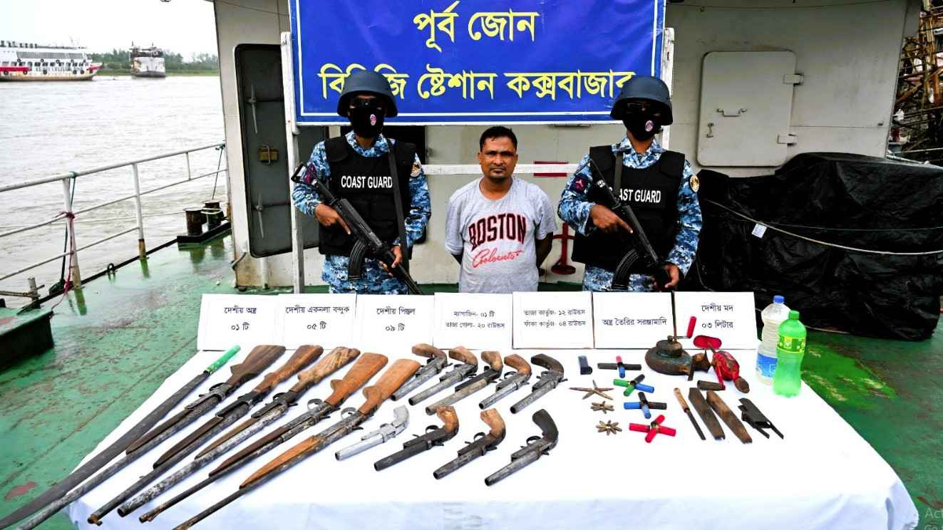 কক্সবাজার দুর্গম পাহাড়ে অস্ত্র কারখানার সন্ধান, মিন্টু বাহিনীর প্রধান আটক