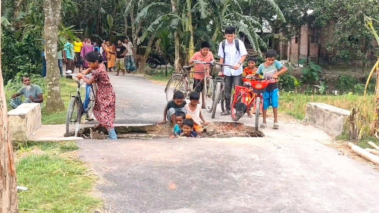 ঠাকুরগাঁও পাটিয়াডাঙ্গী-লক্ষ্মীরহাট ভাঙা কালভার্টে ঝুঁকিপূর্ণ চলাচল, সংস্কারে নেই এলজিইডির উদ্যোগ