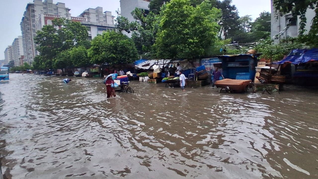 রাজধানী ঢাকায় রাতভর বৃষ্টিতে ডুবল রাজধানী, আজও সারা দেশে বৃষ্টির আভাস
