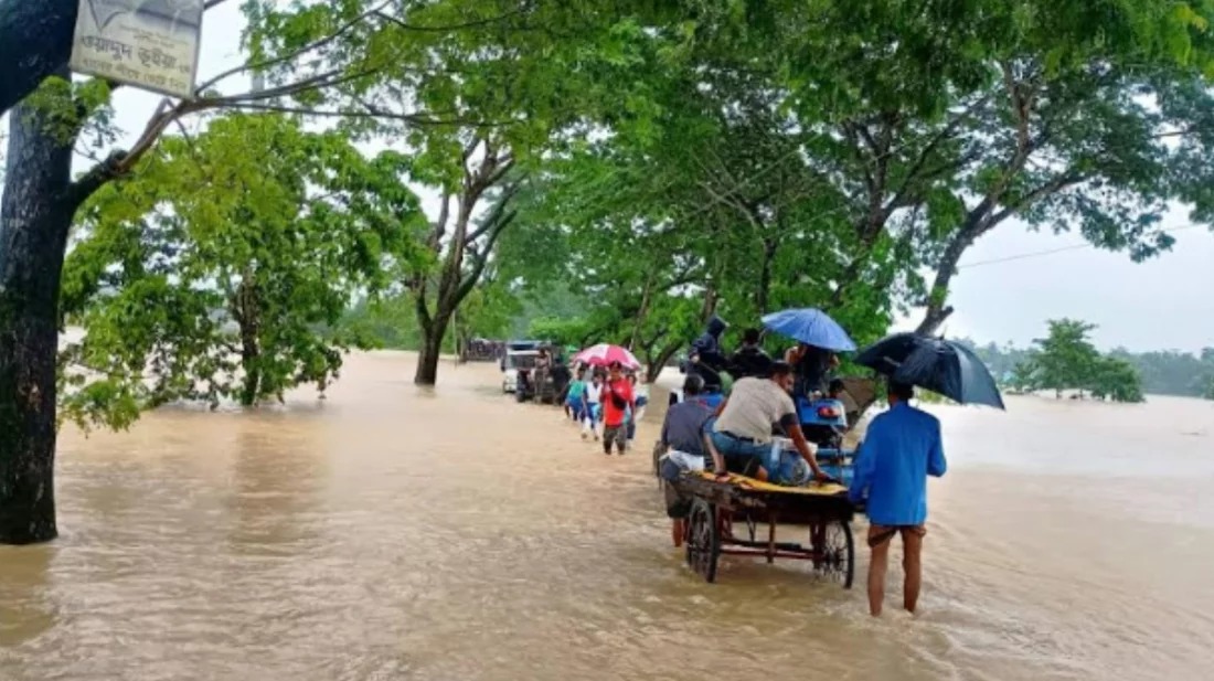 চট্টগ্রাম রাঙামাটির বাঘাইছড়ি ও লংগদু উপজেলার সঙ্গে সড়ক যোগাযোগ বিচ্ছিন্ন হয়ে পড়েছে টানা বৃষ্টিতে সাজেকে আটকা চার শতাধিক পর্যটক