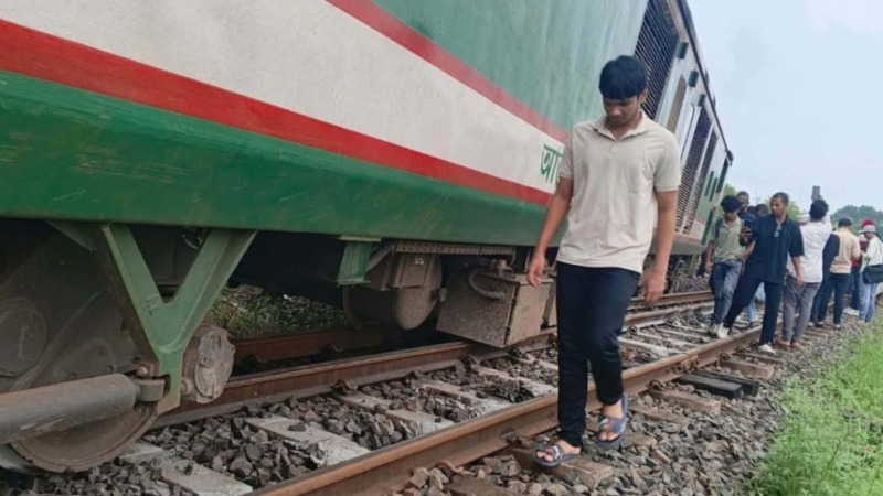 ঈশ্বরদী ৬ ঘণ্টার পর উত্তরাঞ্চলের সঙ্গে ঢাকার রেল যোগাযোগ স্বাভাবিক